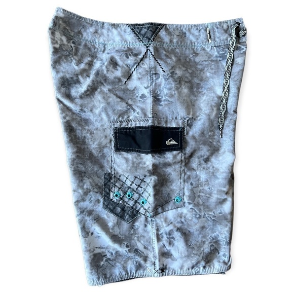 Quiksilver Men’s Grey Unlined Board Shorts With Cargo Pocket, Size 32 - Picture 4 of 7